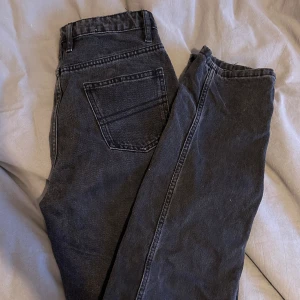 Högmidjade långa byxor - Snygga mom jeans som passar nån som är lång. Perfekta i längden på mig som är 180