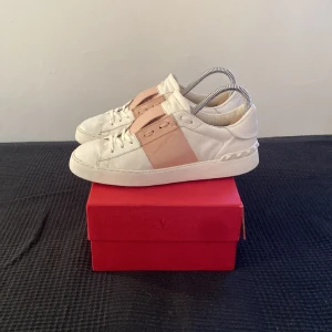 Valentino open rosa - Råsa valentino open  Storlek: 40 Pris: 2149 kr  Alla tillbehör tillkommer.  Helt nya skosnören, Order kvitto, dustbag osv. Hör gärna av dig vid funderingar 