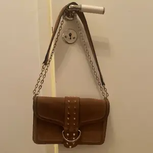 Så fin mocka väska från Zara med guldiga detaljer!✨