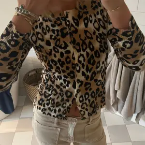 Så snygg leopard kofta som passar till allt! I strl M men passar S mer tycker jag!