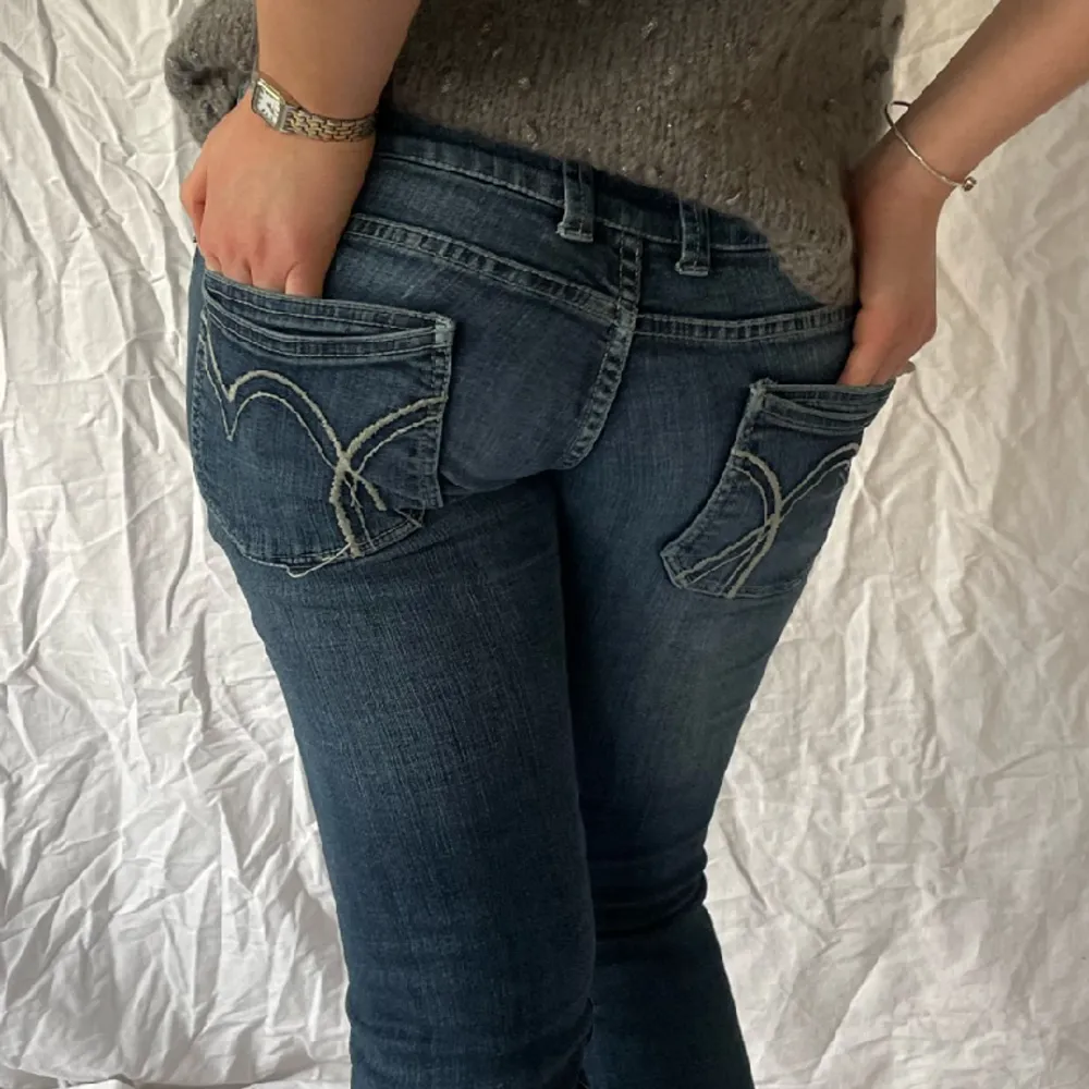 Lågmidjade jeans med supersnygga fickor från märket RagTag SHE 💙Sömmen längst ned är uppsprättad för att bli längre och är en snygg detalj. Innerbenslängd 79 cm Midjemått 40 cm. Jeans & Byxor.