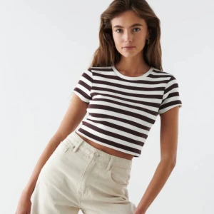 Brun crop top - Säljer denna chokladbruna randiga toppen från Gina i storlek M🥰 väldigt skön lite tjockare material❤️ För fler bilder eller frågor skriv ☺️
