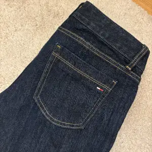 Snygga lågmidjade straight vintage Tommy Hilfiger jeans i mörkblå färg. Strl 34 ish. Pris går att diskutera