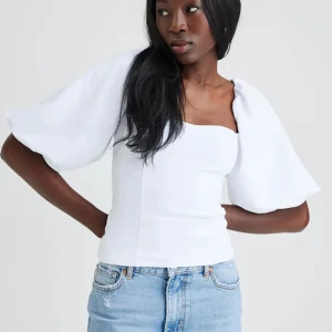 Topp - Superfin vit topp från Bikbok i nyskick!