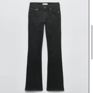 Lågmidjade jeans  - Svartgråa lågmidjade jeans från zara i bra skick!! Skriv för egna bilder 