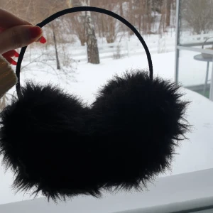 Öronmuffar - Super söta och bekväma öronmuffar! Sitter bra och värmer öronen och sitter inte heller för hårt. Säljer då de inte används längre. Har använt ett par gånger men är fortfarande i väldigt bra skick. Mjuk och fluffig.