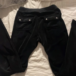 svarta juicy - svarta äkta juicy byxor, använda men i fint skick💕 säljer eftersom jag inte använder längre ord pris 1200