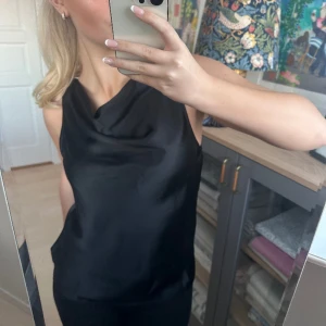 Satin topp - Säljer min superfina oanvända satin topp från &otherstories 🖤 storlek M🥰