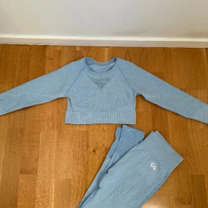 Träningsset  - Blått träningsset som nu är för litet för mig. Därför bara blivit använt 1 gång.   Kommer tyvärr inte ihåg vart jag köpt det.  