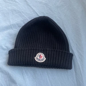 Moncler mössa - Använd fåtal gånger, lite smutsig men gör att fixa