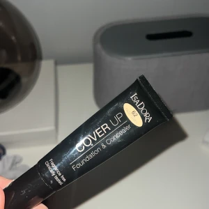 foundation/concealer - oanvänd, täcker sjukt bra! köpt för 180kr