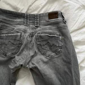 Grå populära pepe jeans som är slutsålda, lågmidjade Namn: Venus Köpt för 700