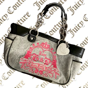 JUICY COUTURE Kedja Väska Y2K - SUPER FIN JUICY COUTURE VÄSKA!! Skicket är helt otroligt, som ny. Detaljerna i denna väskan är super fina, passar helt perfekt in i en kollektion. Kejkan är på topp kvalitet som gör väskan lite tyngre. Kontakta för fler bilder eller diskutera pris!💗💗