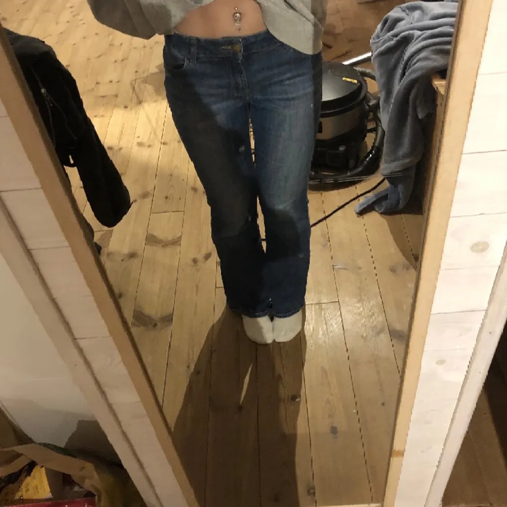 Ett par jättefina lågmidjade jeans, insydda i midjan. Är 160cm och passar jättebra i längden midjan skulle jag säga är storlek XS. Jeans & Byxor.