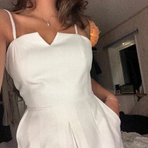 Studentklänning  - Säljer denna studentklänning/byxdress perfekt till utspringet, använd en gång. DM för fler bilder🤍 köpt utomlands 