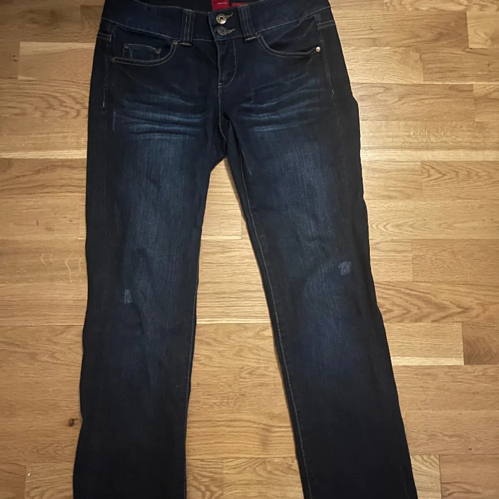 Snygga low waist jeans i storlek 28x32 men ganska små i storlek. Själv skulle ja säga att dom är storlek 34 typ. Pris kan diskuteras. Jeans & Byxor.