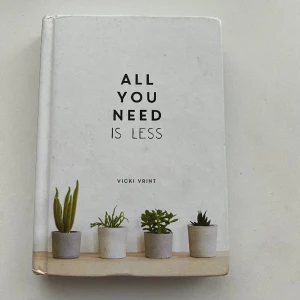 Bok  - Engelska bok om minimalism, helt okej skick💕