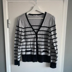 randig kofta från stockh lm - grå och svart randig kofta från märket stockh lm❣️ superfin