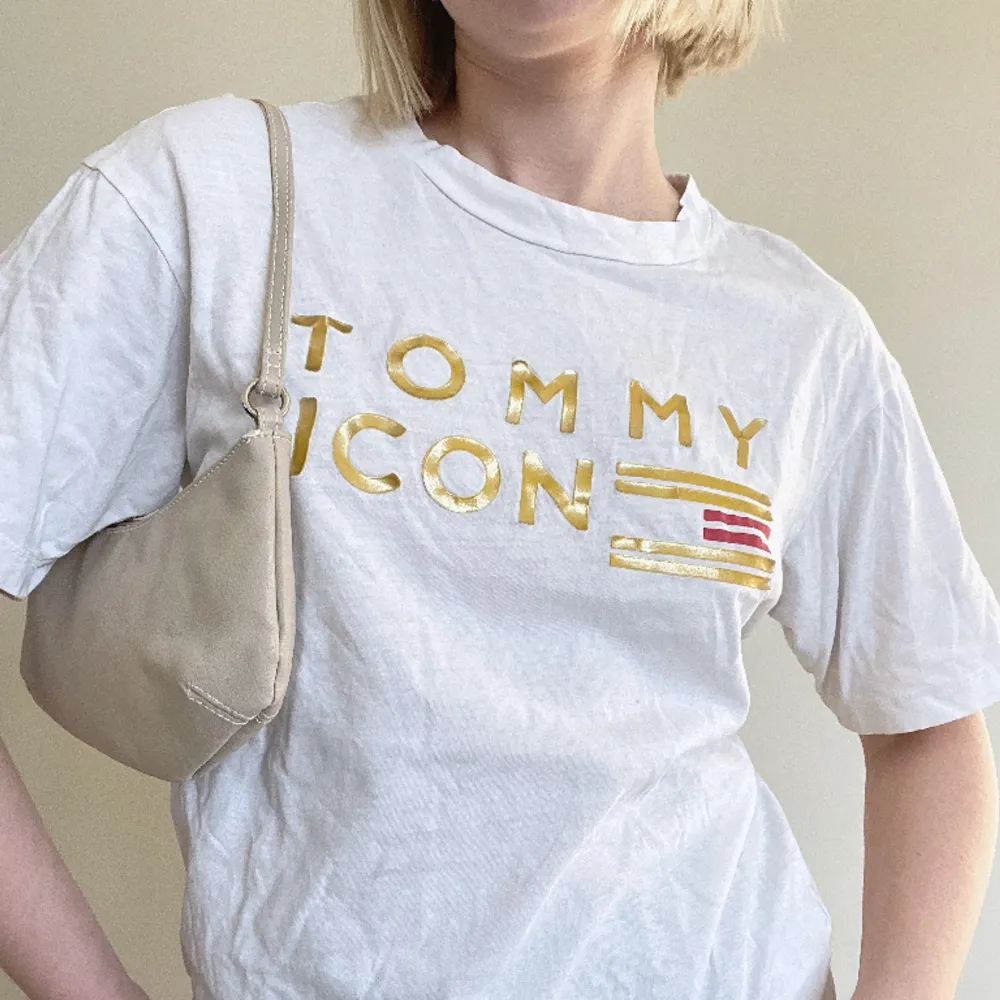 T-shirt från Tommy Hilfiger med tryck. Lite urtvättad, i övrigt fint skick! Strl XS. Se även mina andra annonser, 3 för 2 på allt! 💫. T-shirts.