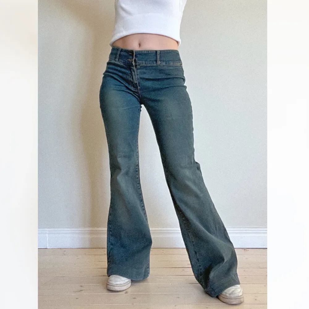 Lågmidjade jeans med stretch i grönblå tvätt. Utsvängda nedtill. Strl 34. Midjemått: 65 cm. Innerbenslängd: 76 cm. Fint skick! Se även mina andra annonser, 3 för 2 på allt! 💫. Jeans & Byxor.
