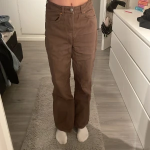 Bruna jeans - Baggy men bra längd. Bra stolek i midjan. Använda sparsamt, säljer då dem inte används längre. 