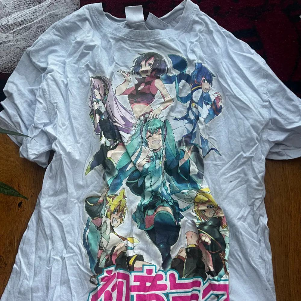 Säljer anime voicaloud töja storlek 164 från h&m anvönd typ 1-3 gånger. T-shirts.