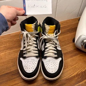 Jordan 1 retro high  - Säljer mina jordans då jag knappt använt dom. Lite starloss på dom men inte överdrivet. 4/5 i skick skulle jag säga. 