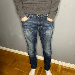 Tjena säljer nu ett par mörkblåa tiger of Sweden jeans i storlek 28/30 för endast 459kr! Skick 8/10. Modellen är 179 och bär oftast 28/30. Nypris ca 1400.