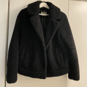 Teddy jacka - Teddy jacka från noisy may i bra använt skick! Dock två knappar som lossnat. Sitter bra på en som är s/m