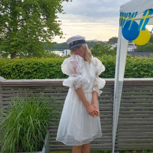 Studentklänning från NK - Säljer min älskade studentklänning från bymelina köpt på NK 2022. I nyskick samt slutsåld överallt. Säljer endast vid bra bud, nypris strax under 5000. ☺️☺️ Klänningen är figursydd till en 34 från en 36a hos en sömmerska. (Går även att ta bort stygn)