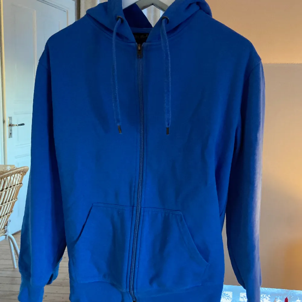 Jätteskön blå hoodie med dragkedja💙 köpt här på plick men sparsamt använd av mig så fortfarande i mycket gott skick! Stolen S men passar XS-M beroende på passform. Hoodies.