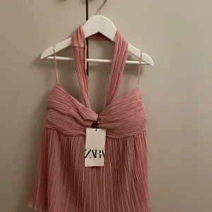 Supersnygg Zara topp ❤️ - Jag säljer en jättesnygg och eftertraktad zara topp i storlek xs ❤️ Den är helt slutsåld och aldrig använd och jag fick hem den igår. Men den passade tyvärr inte 🥲