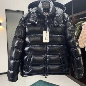 Mocler jacka - Kommer med kvitto och box. Fungerar utmärkt i kyla. Aldrig använd