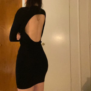 svart klänning med öppen rygg! - svart ribbad klänning från nakd med öppen rygg som inte säljs längre! ÄLLLskar den här men kommer inte till användning. använd en gång på en studentskiva. storlek M men passar även S! säljer för 149kr eller prisförslag 😁💕
