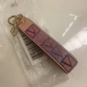 Jätte fin och glittrig Victoria secret nyckel ring, säljer då den inte kommer till användning 