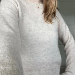 Stickad tröja - Säljer denna super fina stickade tröja i mohair blandning, köpt här på Plick men säljer då jag inte använder den! Storleken är M men passar mig som är S super bra💕💕