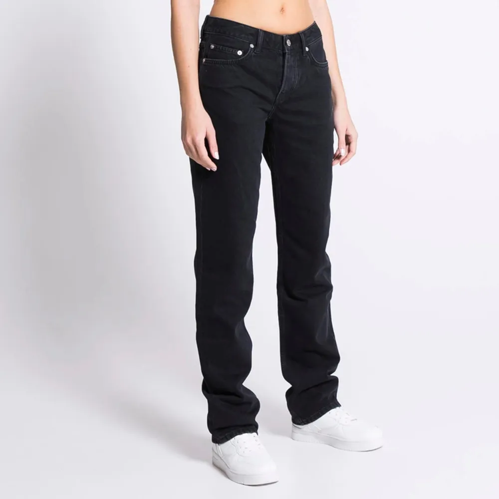 Säljer dessa jeans för de kommer ej till användning🩷Från lager 157 och är i storlek 40, ordinarie pris är 400. Jeans & Byxor.