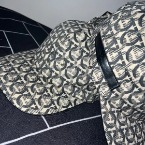 Ferragamo Keps  - Helt ny oanvänd inte ens testad. Vid snabbaffär erbjud gärna pris det glädjer mig :) Kan både mötas och frakta.  