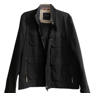 Jacka från Reserved  - Snygg o stilren jacka.  Bra skick 8/10 Storlek M 