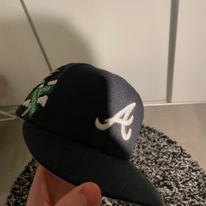 New era fitted cap - Tjena, Säljer denna fitted kepsen som är använd väldigt sparsamt. Storlek 7 3/8 (58,7cm). Hör gärna av er vid intresse!