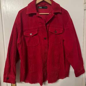 En fin och skön röd jacka från Zara, den är fin att ha på sig både inne och ute💕
