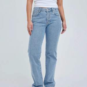Low waist jeans från Bikbok men som jag skulle säga är mer mid waist kanske, använda 1 gång så är i  nyskick, nypris 699😊