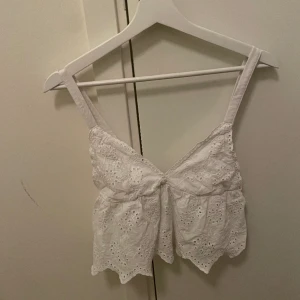 Linne - Jättefint linne med detaljer. Säljer för att det inte används längre🩷 Skriv för mer info/bilder