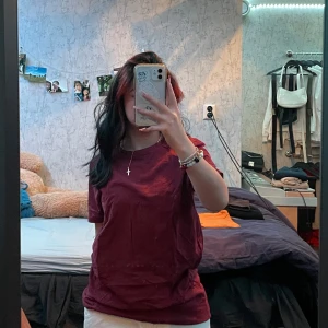 Vinröd tshirt - Vinröd tshirt utan tryck, använd fåtal gånger❤️  Tvätt: ingen lapp, gissar 40 grader Material: ingen lapp, gissar 100%bomull