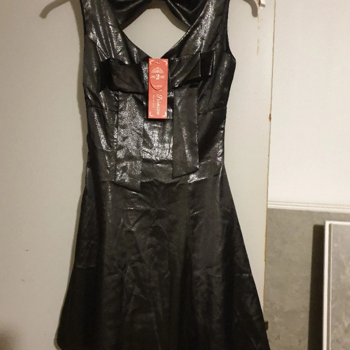 Svart glansig klänning - 90