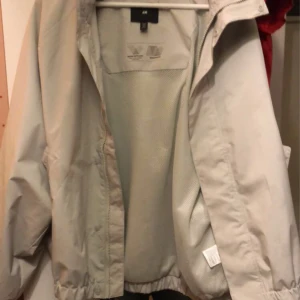 Croped vindjacka - PRIS INTE HUGGET I STEN! Har inte använts mycket alls Den är lixom cropped så den är kort lixom, jag gillar det inte men. Men d trendigt så köp👍