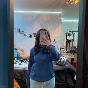 Blå hoodie  - Fin blå hoodie med luva, aldrig använd💙   Tvätt: 40 grader  Material: 85% bomull 15% polyester 