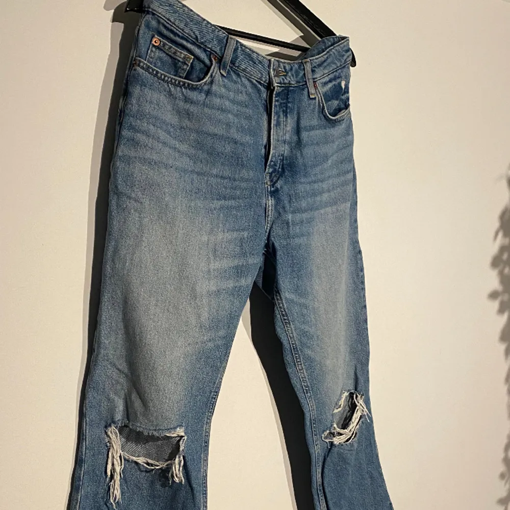 Snygga blå jeans med hål. Använd ett par gånger. . Jeans & Byxor.