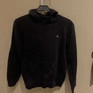 Lyle & Scott hoodie  - Märkeshoodie i stolek junior (14-15 years), skulle säga att det passar xs/s. Använd men i bra skick:)