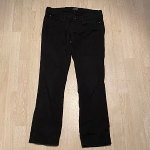 Levis jeans - Säljer dessa riktigt snygga Levis jeans i bra skick. De är sköna och har inga skador. Fraktas inom 48h📦📩 Kolla gärna in mina andra annonser. 